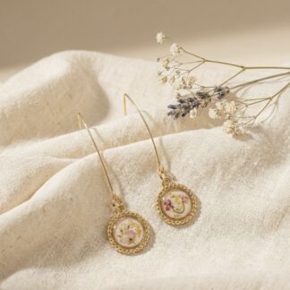 Boucles pendantes blanches rond strié fleurs roses et feuille d’or