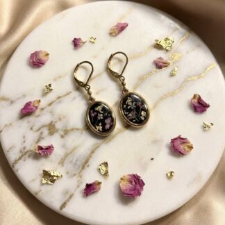 Dormeuses noires fleurs séchées blanches et roses et feuille d’or