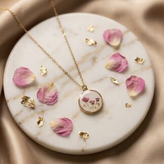 Collier médaillon blanc et fleurs séchées roses