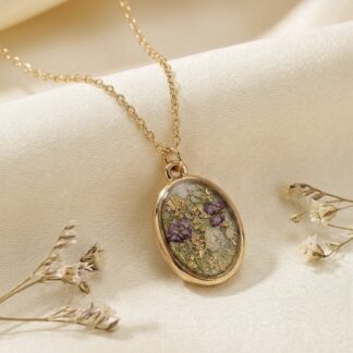 Collier ovale vert fleurs séchées violettes et blanches