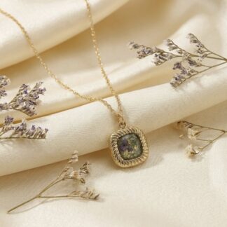 Collier carré vert fleurs séchées violettes et blanches (Copie)