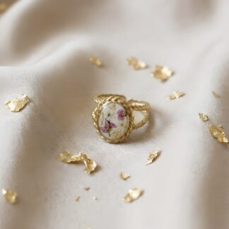 Bague torsadée beige fleurs séchées roses et blanches