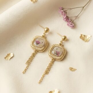 Boucles carrées pendantes beiges et fleurs séchées roses