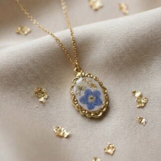 Collier ovale rétro fleurs de myosotis et feuilles d’or