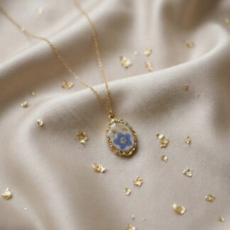 Collier ovale rétro fleurs de myosotis et feuilles d’or