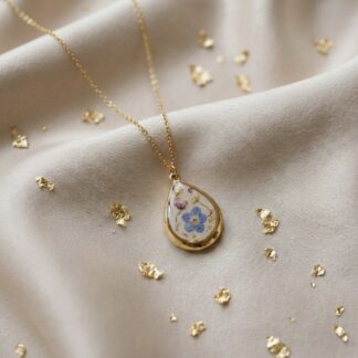 Collier goutte fleurs de myosotis et feuilles d’or