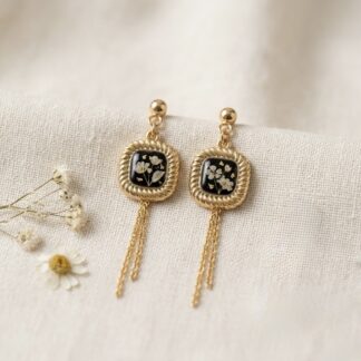 Boucles carrées noires pendantes fleurs séchées blanches