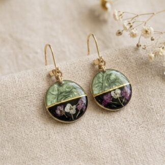 Boucles vertes et noires fleurs séchées roses et blanches
