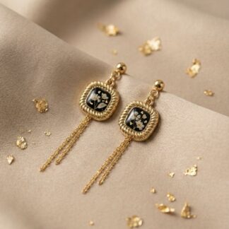 Boucles carrées noires pendantes fleurs séchées blanches
