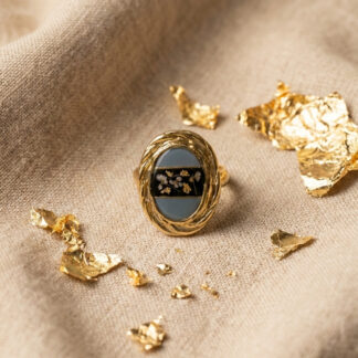 Bague rétro bleue et noire fleurs séchées blanches