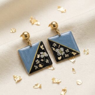 Boucles carrées bleues et noires et fleurs séchées blanches