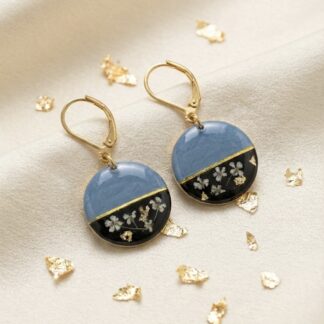 Boucles dormeuses bleues et noires fleurs séchées blanches