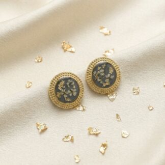 Boucles puces bleues fleurs blanches