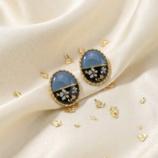 Boucles puces striés bleues et noires fleurs séchées blanches