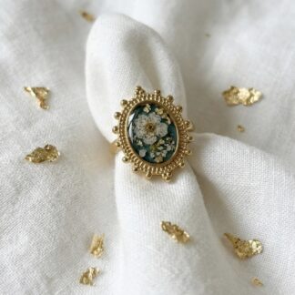 Bague vert foncé et fleurs séchées blanches