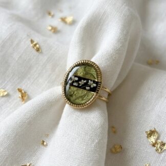 Bague verte ligne noire et fleurs séchées blanches
