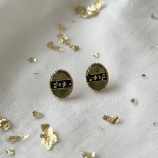 Boucles puces ovales ligne noire et fleurs blanches