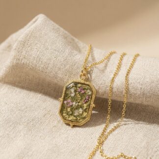 Collier rétro vert fleurs séchées roses et blanches