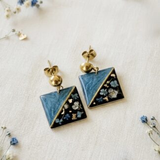 Boucles carrées bleues et noires fleurs séchées bleues et blanches