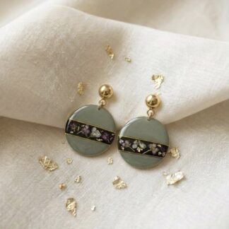 Boucles puces vert kaki et noires fleurs séchées blanches et violettes