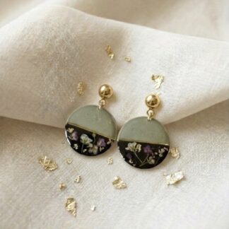 Boucles puces vert kaki et noires fleurs séchées blanches et violettes