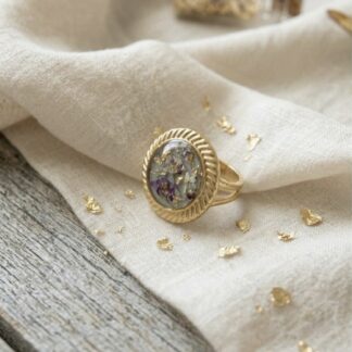 Bague ronde vert kaki et fleurs séchées blanches et violettes