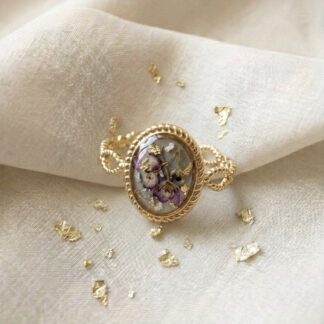 Bague vert kaki et fleurs séchées blanches et violettes