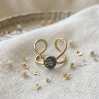 Bague bleue 6mm fleur séchée blanche et feuilles d’or
