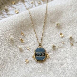 Collier rétro bleu et noir fleurs séchées bleues et blanches