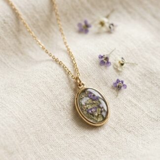 Collier ovale vert fleurs séchées violettes et blanches feuilles d'or