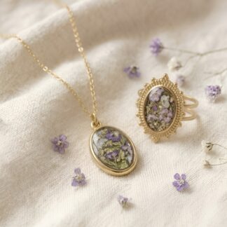 Ensemble bague et collier verts fleurs séchées violettes et blanches