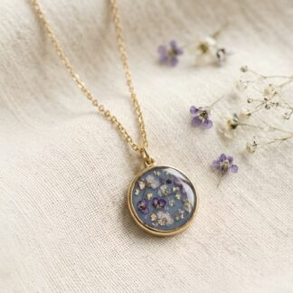 Collier rond bleu et fleurs séchées violettes et blanches