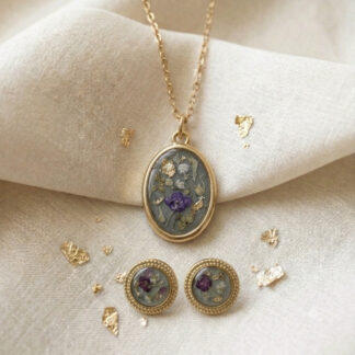 Ensemble boucles et colliers verts fleurs séchées violettes