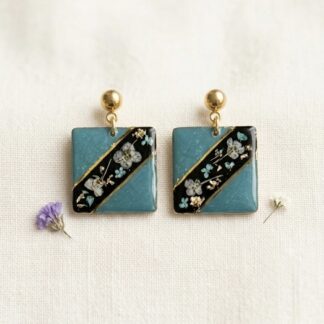 Boucles carrées bleues rayure noire et fleurs séchées violettes