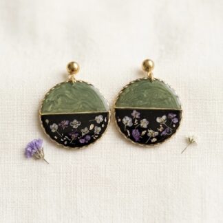 Grosses boucles rondes vertes et noires fleurs séchées violettes et blanches
