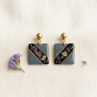 Boucles carrées bleues canard rayure noire et fleurs séchées violettes