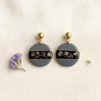 Boucles rondes bleues canard rayure noire et fleurs séchées violettes
