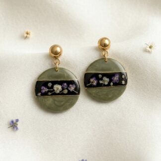 Boucles rondes vertes et rayures noires fleurs séchées violettes