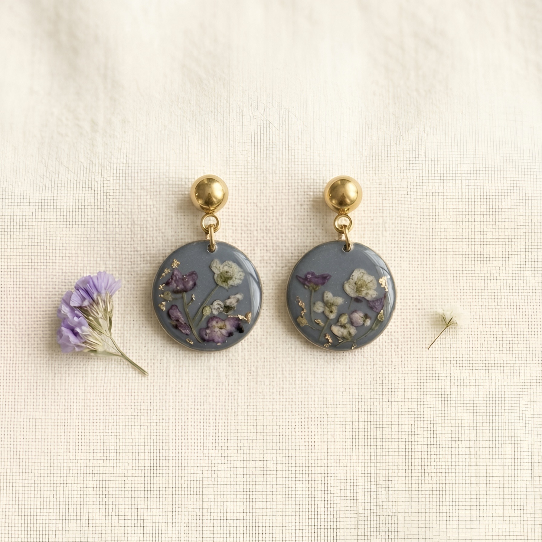 Boucles rondes bleues canard fleurs séchées violettes et blanches