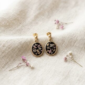 Boucles pendantes noires fleurs séchées blanches et roses et feuille d’or