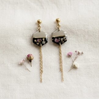 Boucles pendantes noires et beiges fleurs séchées roses