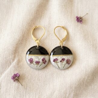 Boucles blanches et noires fleurs séchées roses