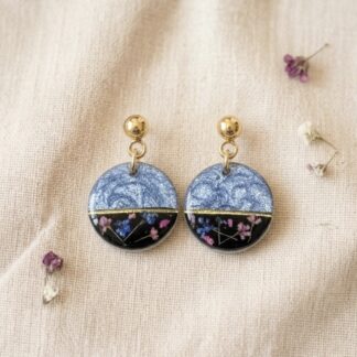 Boucles rondes bleues et noires et fleurs séchées roses