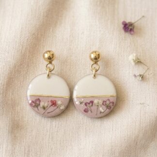 Boucles rondes blanches et roses fleurs séchées roses