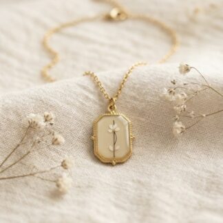 Collier médaillon rectangle beige et fleur dorée et blanche